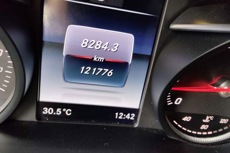 Used Mercedes-Benz C-Class 2017 Restyled C 180 L Fashion Edition Sport Version Odometer Close Up