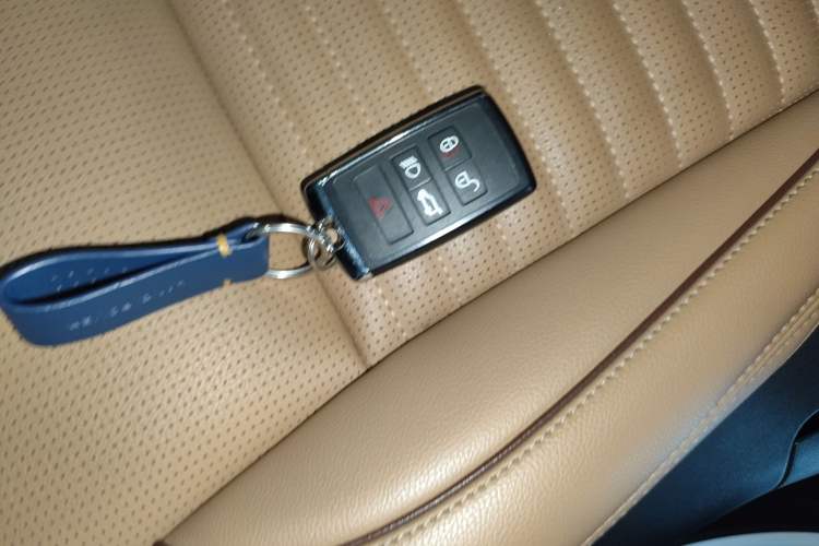 Used Land Rover Discovery Sport New Energy 2024 1.5T P300e Plug-in Hybrid Electric Version Interior 1