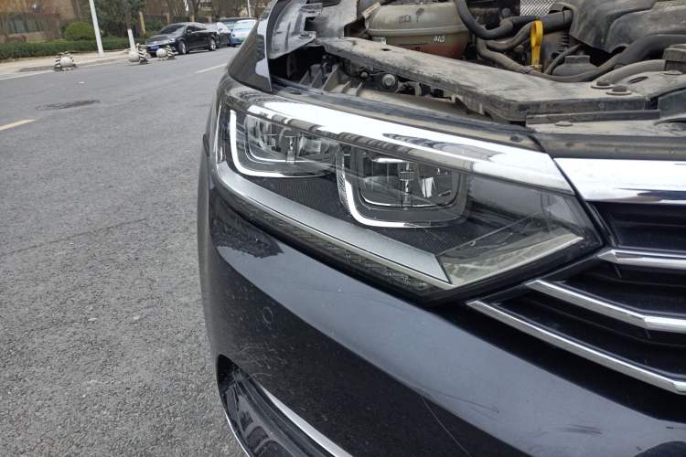 Used Volkswagen Magotan 2018 330TSI DSG Luxury Model Right Front Headlight