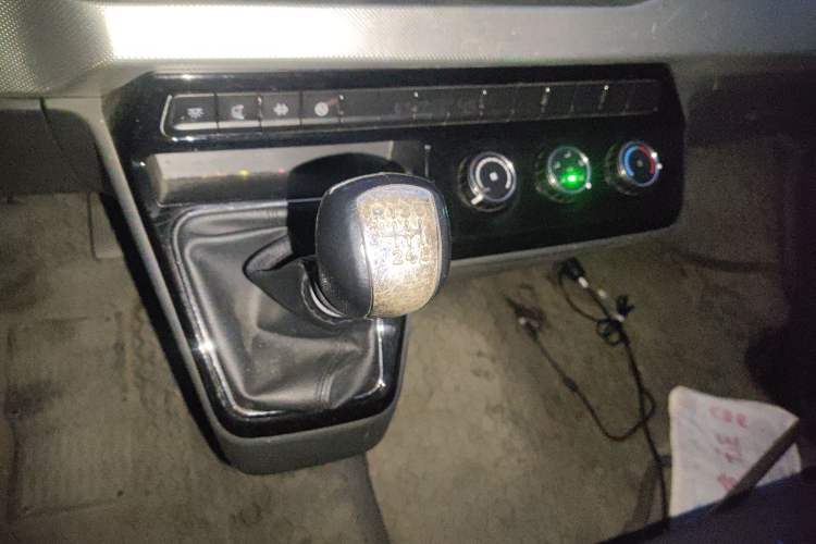 Used Dongfeng Yufeng 2023 V9+ 2.3T Manual Rear-Drive Cargo Van with Dual Rear Tires 3-Seater
