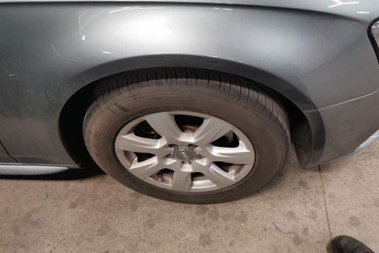 Used Audi A4L 2012 2.0 TFSI automatic Comfort trim level Right Front Wheel Hub