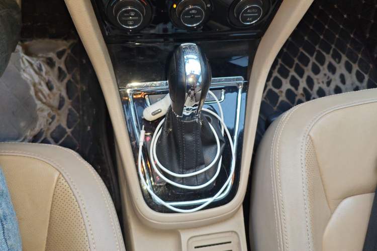 Used Volkswagen Bora 2013 1.6L Automatic Luxury Model Gear Lever