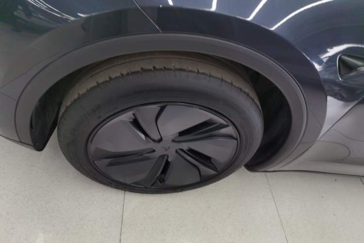 Used Tesla Model Y 2025 Rear-Wheel Drive First Edition Left Front Wheel Hub