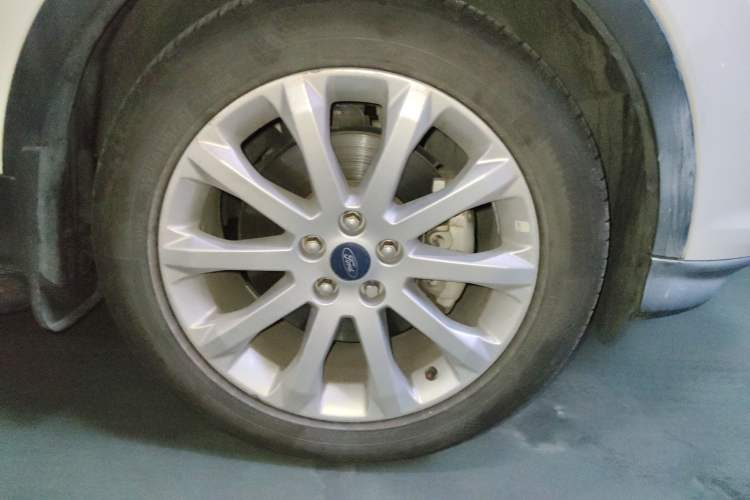 Used Ford Kuga 2015 1.5L GTDi Four-Wheel-Drive Elite Model Right Front Wheel Hub