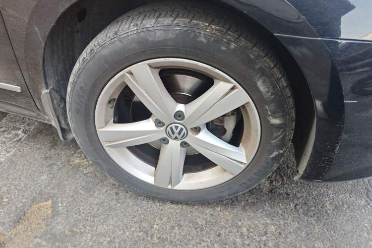 Used Volkswagen Passat 2011 1.8TSI DSG Prestige Edition Right Front Wheel Hub