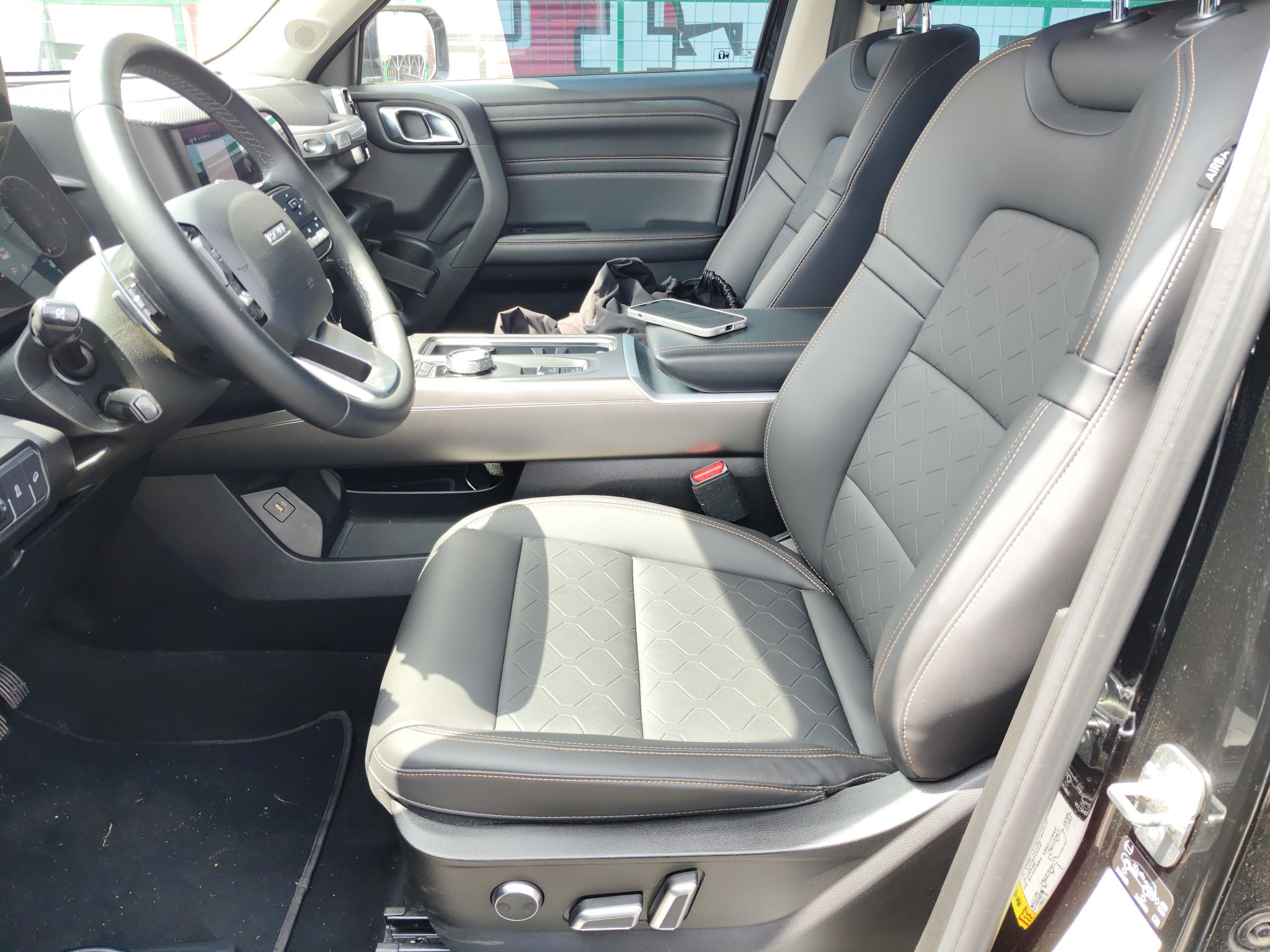 المقاعد الأمامية داخل السيارة