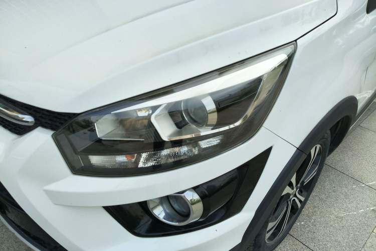 Used BAIC Senova X25 2015 1.5L Manual Elite Edition Left Front Headlight