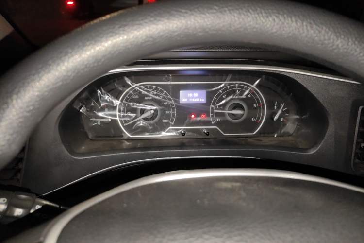 Used SAIC MAXUS Xintu V80 2023 2.0T Manual Classic Aoyuntong Short Wheelbase Mid-Roof 5/6-Seater
