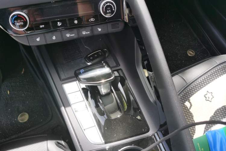 Used Hyundai Elantra 2023 1.5L CVT LUX Prestige Edition Gear Lever