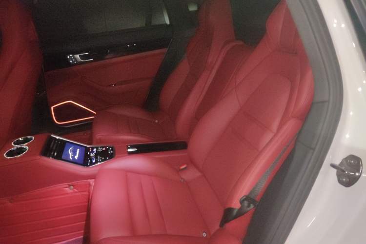 Used Porsche Panamera 2023-Year Restyled Panamera Executive Extended Platinum Edition 2.9T Left Rear Seat