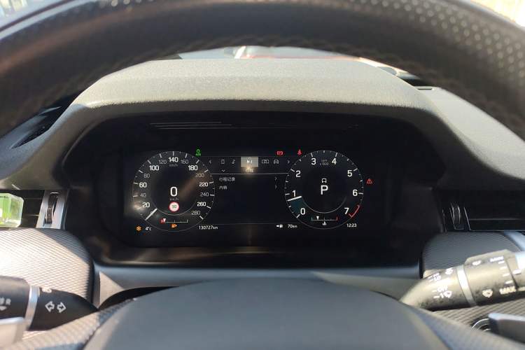 Used Land Rover Discovery Sport 2022 249 PS R-Dynamic SE Performance Tech Edition 5 Seats Instrument Cluster