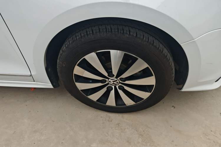Used Volkswagen Sagitar 2018 1.6L Automatic Comfort Model Right Front Wheel Hub