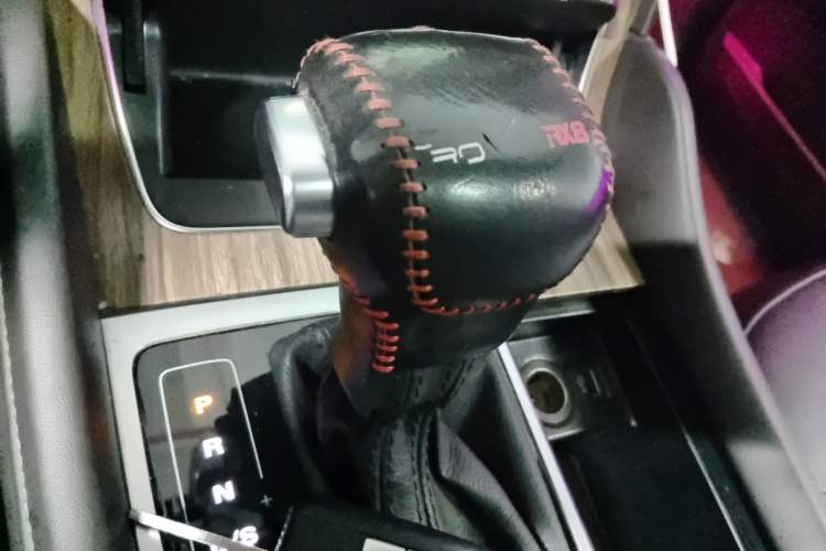 Used Roewe RX8 2018 30T Smart Connectivity Two-Wheel Drive Flagship Edition