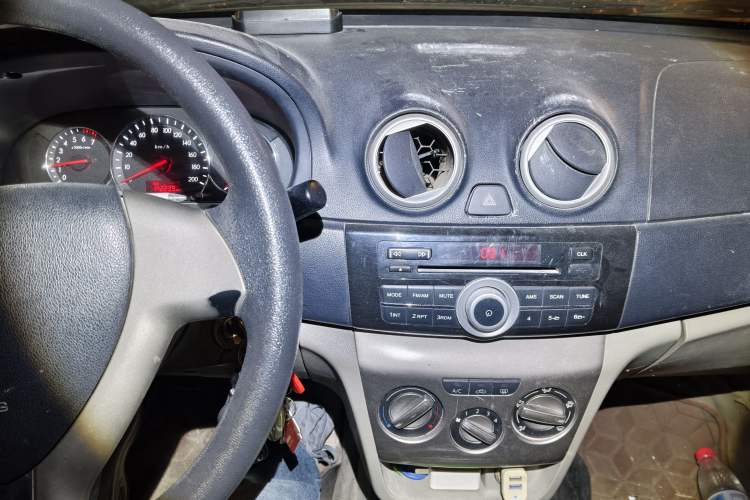 Used CHANGAN Alsvin V3 2012 1.3L Manual Luxury Version China IV Standard
