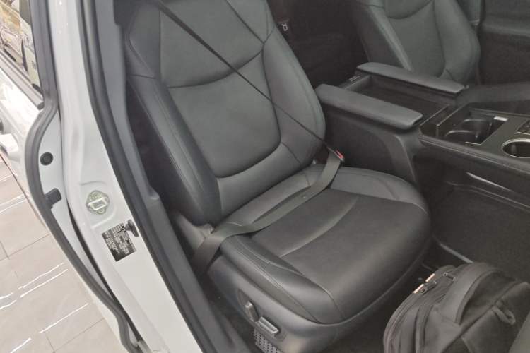 Used Toyota Sienna 2023 2.5L Hybrid Deluxe Edition