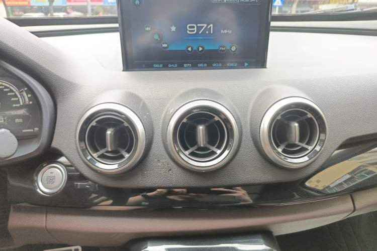 Used Wey VV7 2017 2.0T Flagship Model Audio And AC Panel