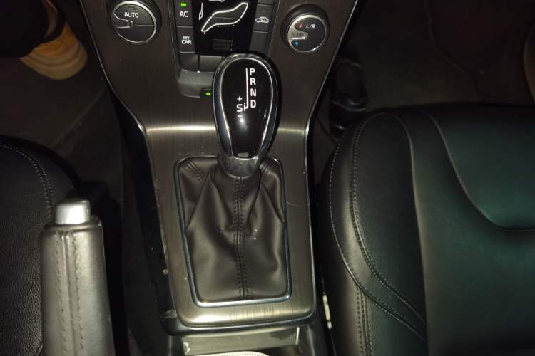 Used Volvo V40 2015 1.6T Zhiyi Edition
