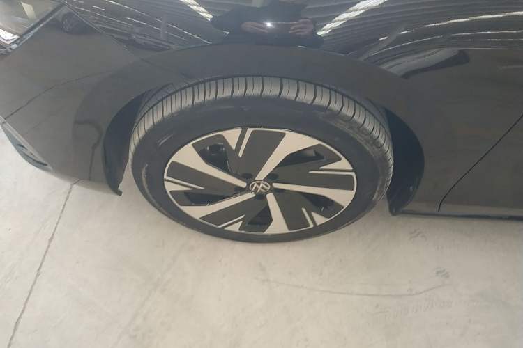 Used Volkswagen Magotan 2024 300TSI DSG Prestige Edition—A Real Eye-Catcher Left Front Wheel Hub
