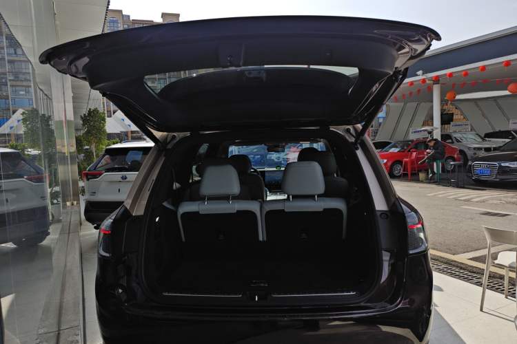 Used Hima AITO M9 2025 Extended-Range Max Version 52 kWh 6-Seater Edition Trunk