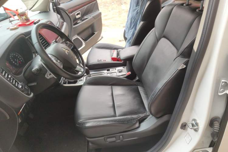 Used Mitsubishi Outlander 2019 2.4L 4x4 Zhi Xiang Edition 5 Seats China V Emission Standard