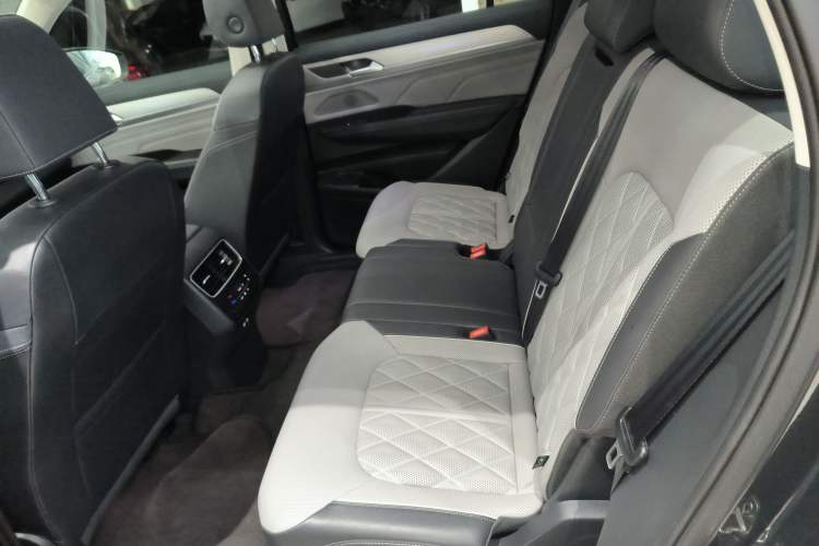 Used Volkswagen Tavendor 2024 380TSI All-Wheel-Drive R-Line Cruise Premium Edition Left Rear Seat