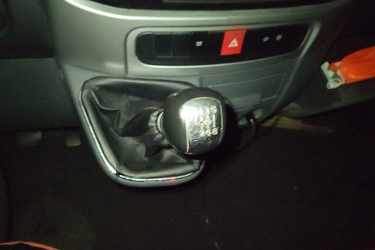 Used Dongfeng Yufeng 2021 2.0T Power King Front-Drive Logistics Vehicle Long Wheelbase Mid-Roof Design 6–9 Seats China VI Emission Standard ZD20