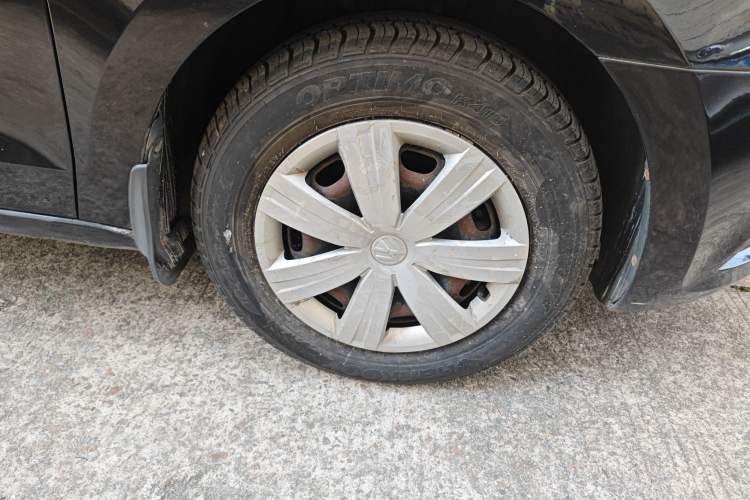 Used Volkswagen Jetta 2013 1.6L Automatic Fashion Model Right Front Wheel Hub