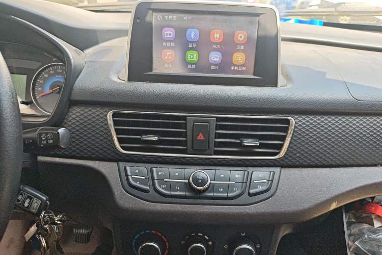 Used Dongfeng Fengon 330 2018 1.5L 330S Comfort Edition China V Standard DK15 Audio And AC Panel