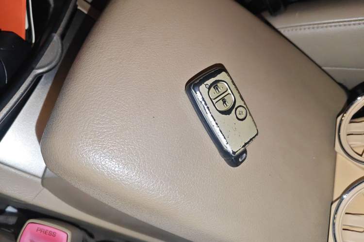 Used Toyota Highlander 2012 2.7L Two-Wheel Drive 7-Seater Luxury Edition
