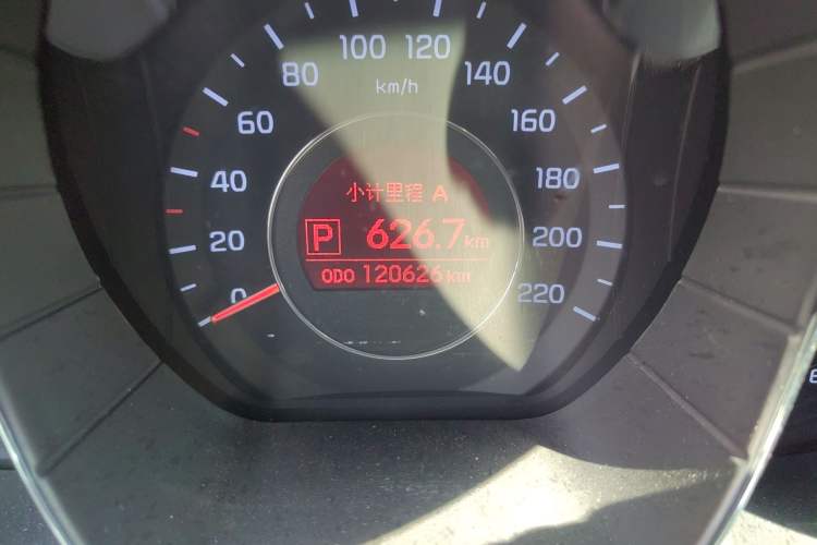 Used Kia K2 2011 Sedan 1.6L Automatic Transmission Premium Odometer Close Up