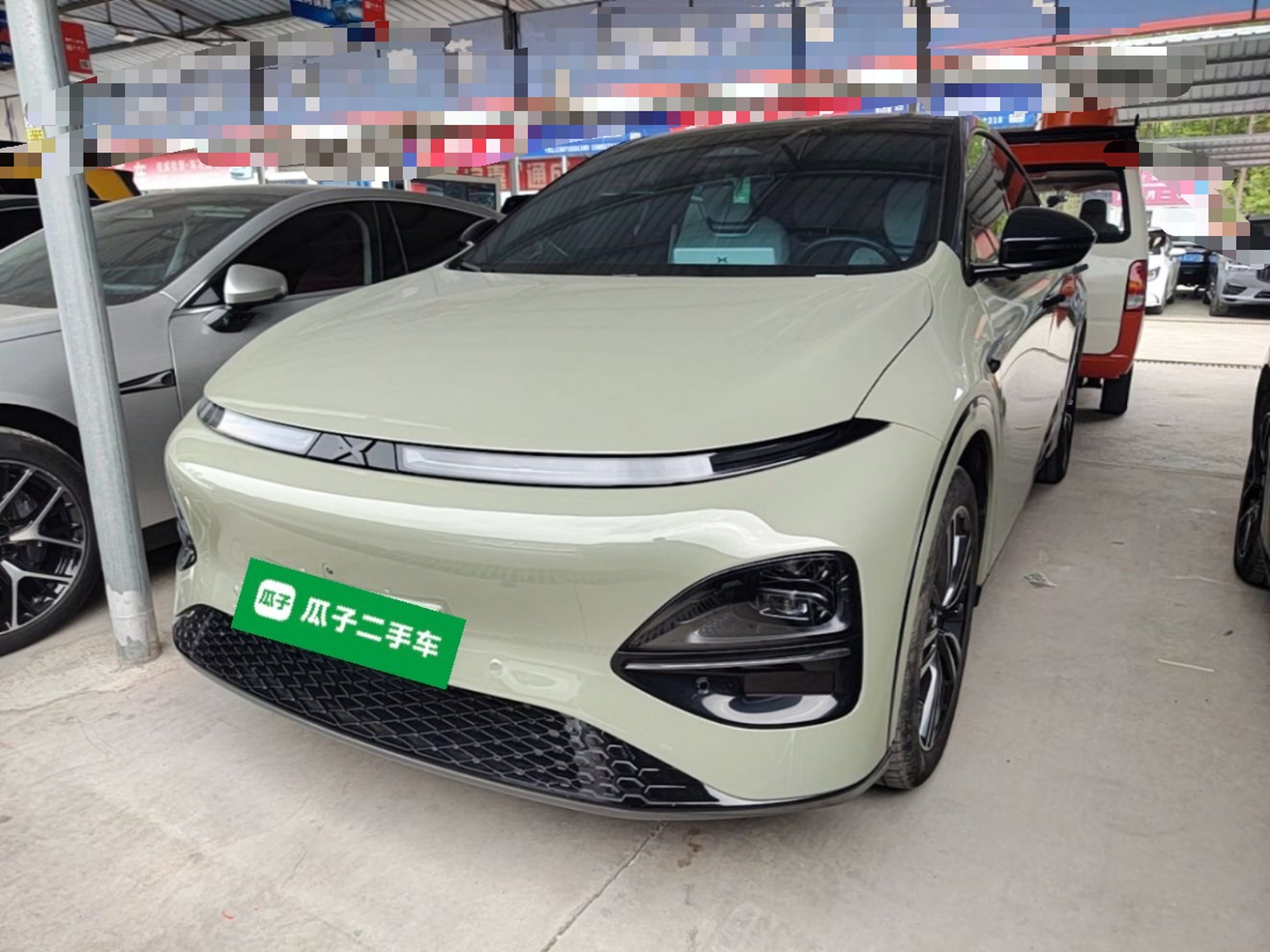 تحت مقدمة السيارة