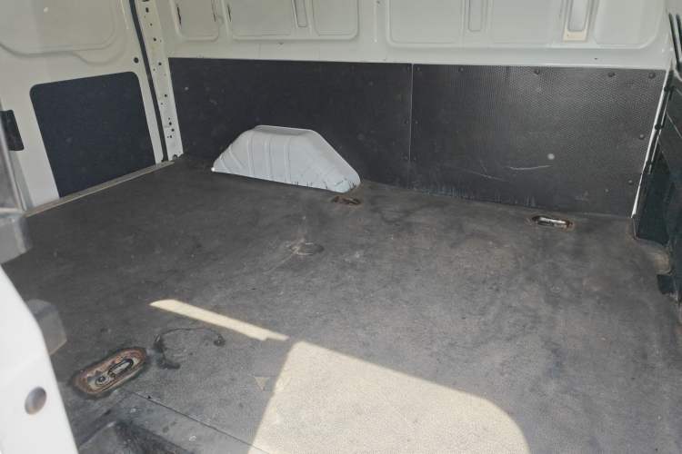 Used JMC Fushun 2022 2.0T Manual Van Short Wheelbase Mid-Height Roof 3-Seater Left Rear Seat