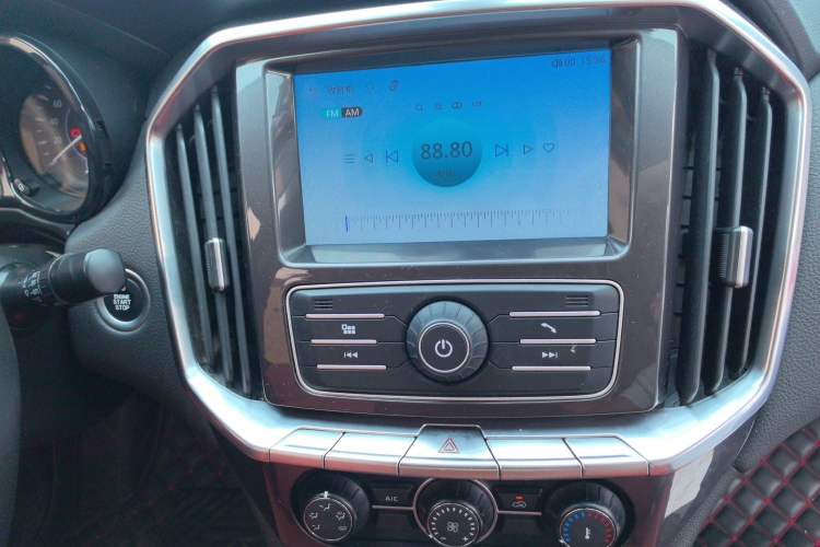 Used JMC Yuhu 7 2020 2.0T Diesel Automatic 2WD Comfort Plus Long Wheelbase China VI Emission Standard JX4D20A6L Audio And AC Panel