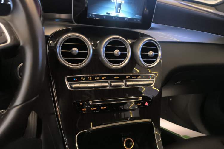 Used Mercedes-Benz GLC 2017 GLC 260 4MATIC Luxury Model
