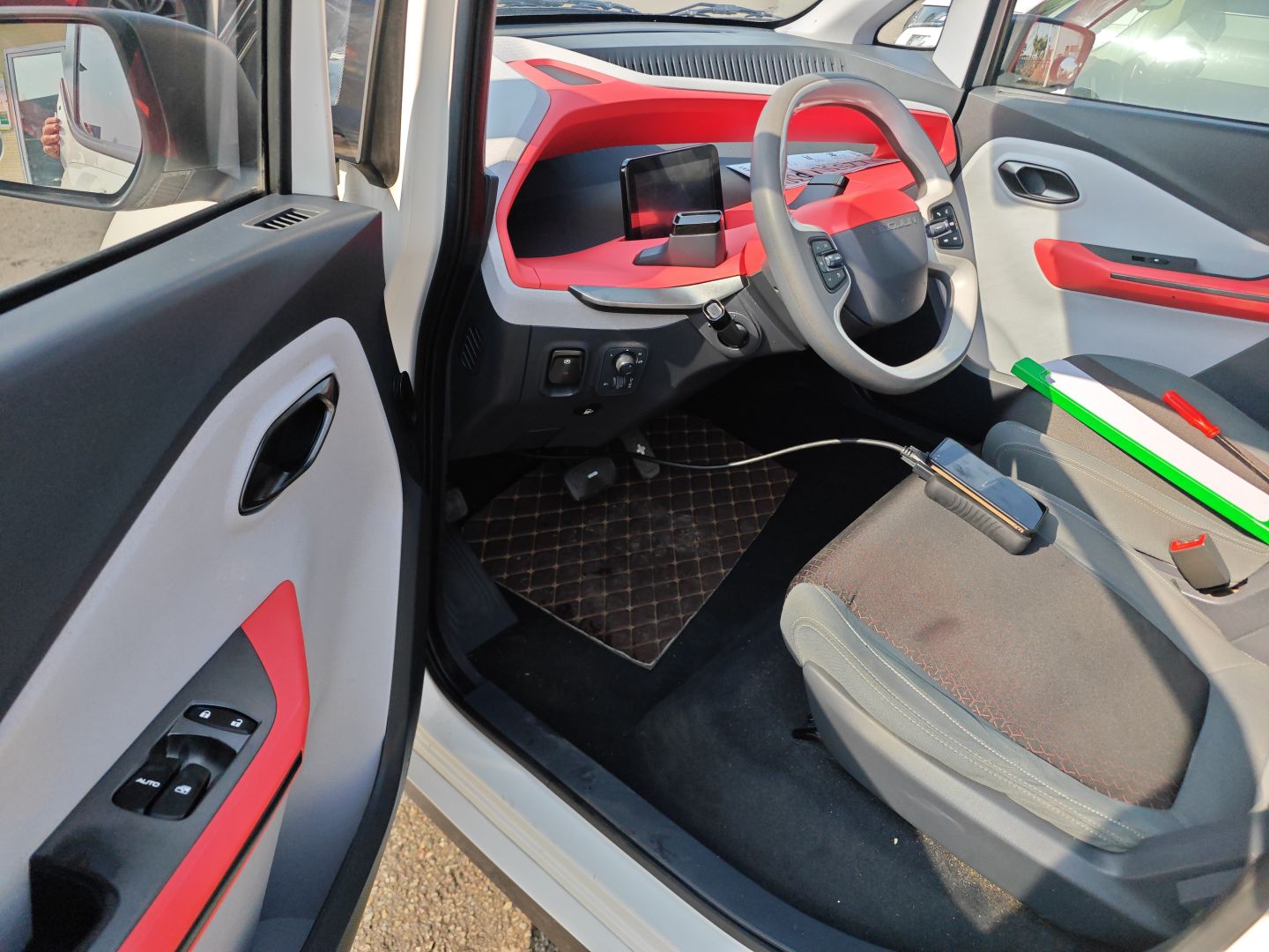 المقاعد الأمامية داخل السيارة