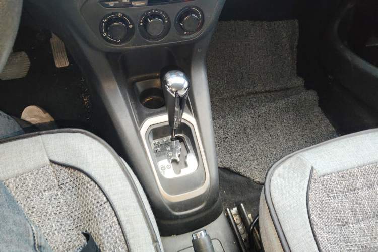 Used Peugeot 301 2014 1.6L Automatic Comfort Edition Gear Lever