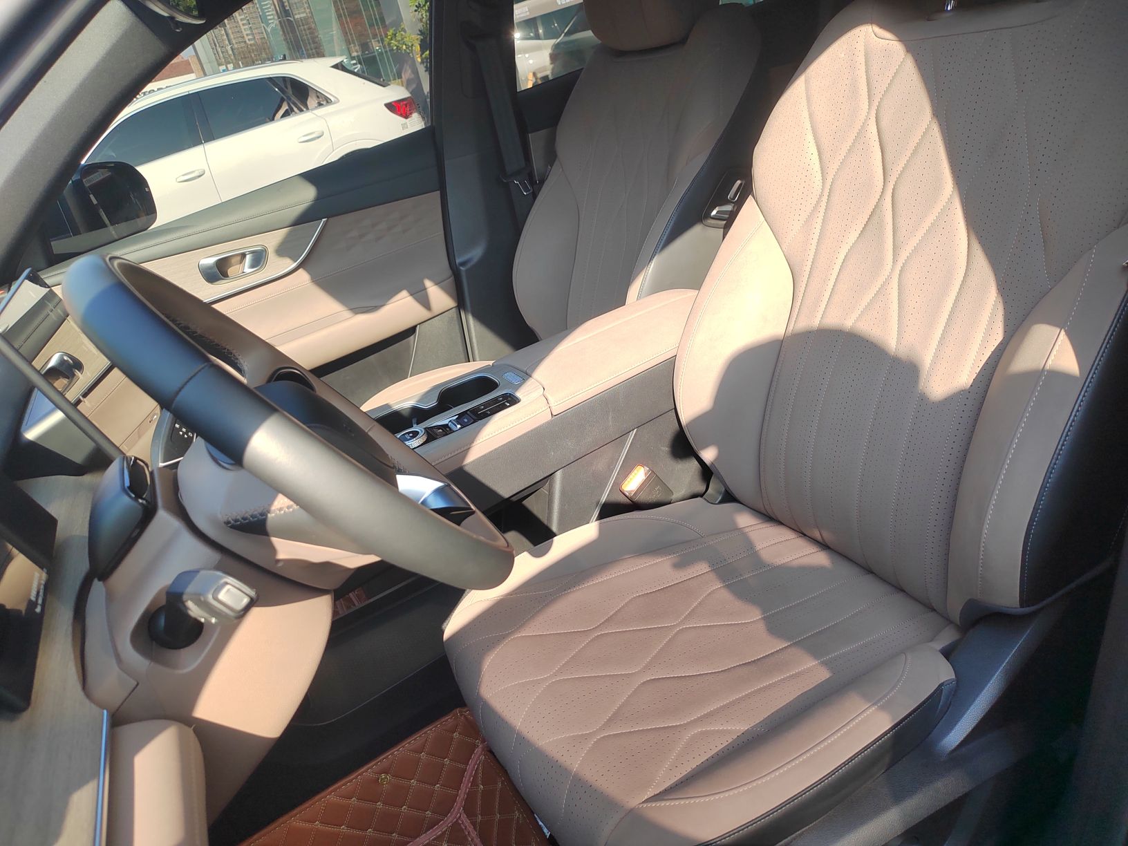 Переднее сиденье в автомобиле