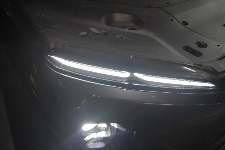 Used Nio ES8 2024 75 kWh Right Front Headlight