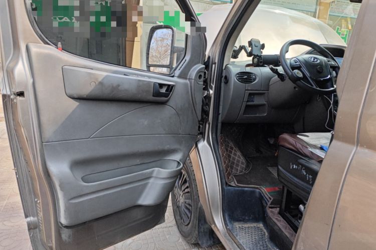 Used SAIC MAXUS Xintu V80 2017 2.5T AMT Aoyuntong National V Short Wheelbase Mid-Roof 5/6/10-Seater
