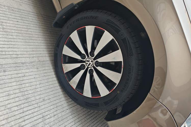 Used Volkswagen Sagitar 2018 1.6L Automatic Comfort Model Right Front Wheel Hub