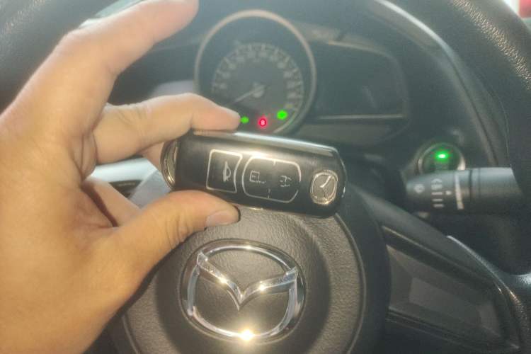 Used Mazda 3 Axela 2017 Sedan 1.5L Automatic Luxury Model China VI Standard Vehicle Key