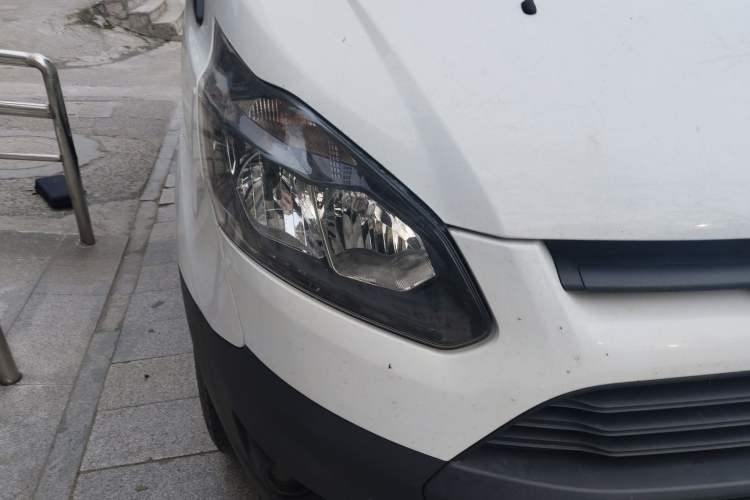 Used Ford Transit 2019 2.0T Diesel Business & Travel Mid-Drive Mid-Roof 7-Seater China VI Standard