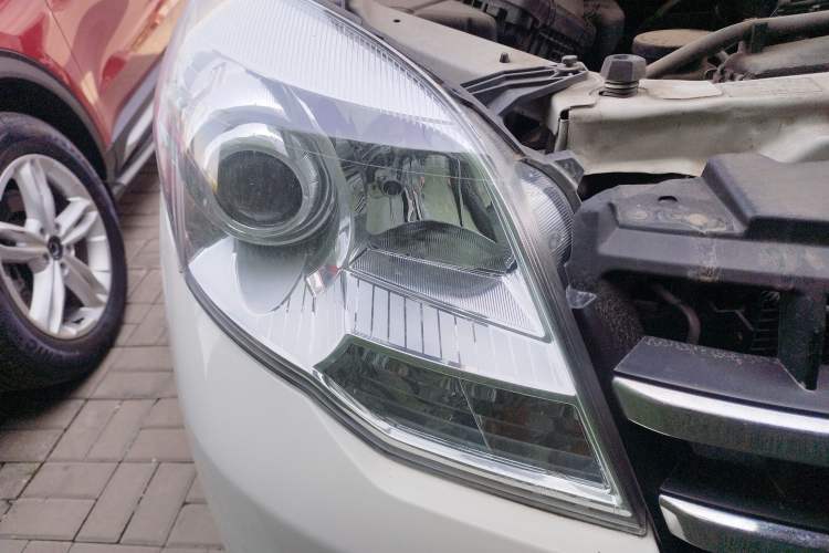 Used Haval H5 Classic 2011 Zhizun Edition 2.4L Four-Wheel Drive Deluxe Differential Version Right Front Headlight