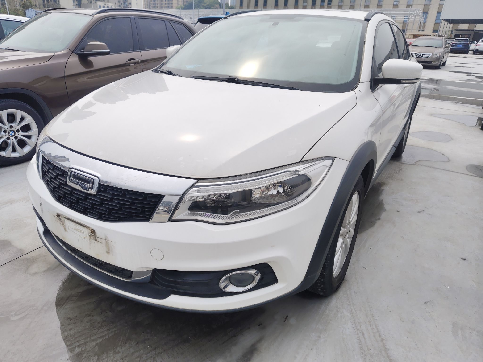 تحت مقدمة السيارة