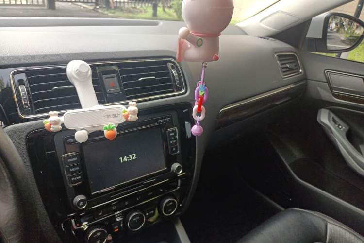 Used Volkswagen Sagitar 2015 280TSI Automatic Flagship Model Audio And AC Panel