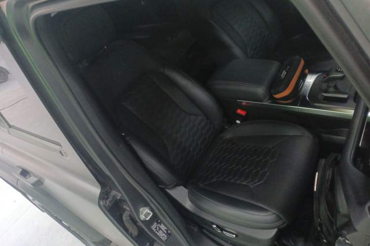 Used 212 T01 2024 2.0T Explorer
