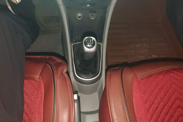 Used Hyundai Verna (older generation) 2016 1.4L Manual Smart GLS Trim Gear Lever