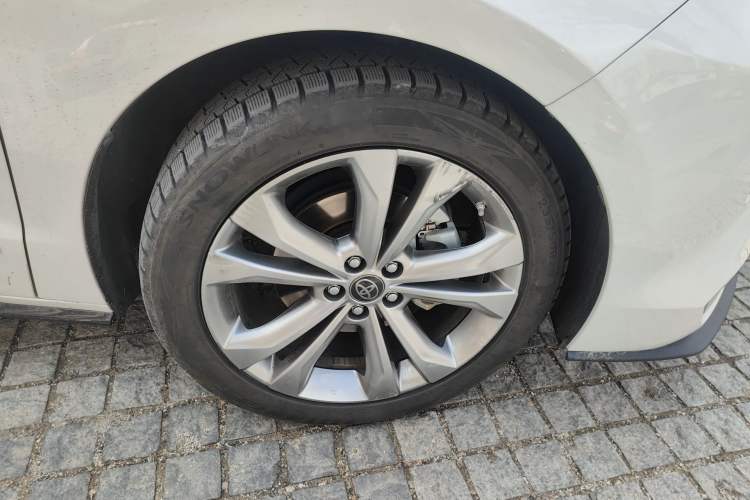 Used Toyota SIENNA 2023 2.5L Hybrid Deluxe Edition Right Front Wheel Hub