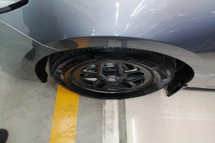 Used BYD Qin PLUS 2025 DM-i Smart Drive 55KM Leading Model Left Front Wheel Hub