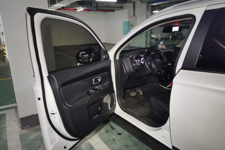 Used Mitsubishi Outlander 2019 2.0L Two-Wheel Drive Comfort Edition 7-Seater China VI Standard Driver Seat